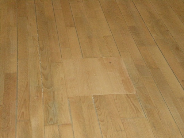 Interior del Gimnasio del CP Jos Ramn Villa - Detalle de los trabajos de reparacin y lijado de la tarima.